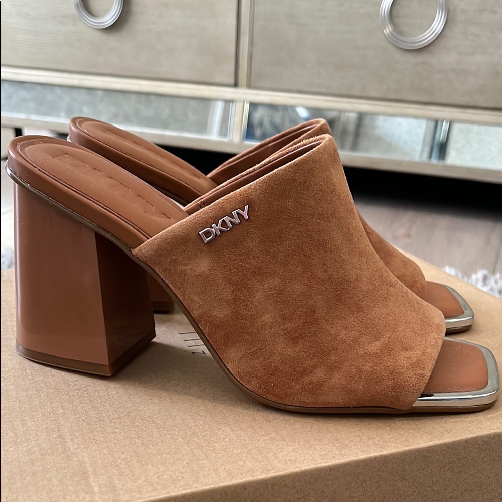 DKNY BLOCK HEEL SANDALS - LIKE NEW